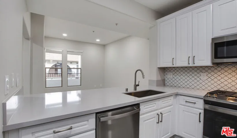 6220 W 3rd Street 414, Los Angeles, California 90036