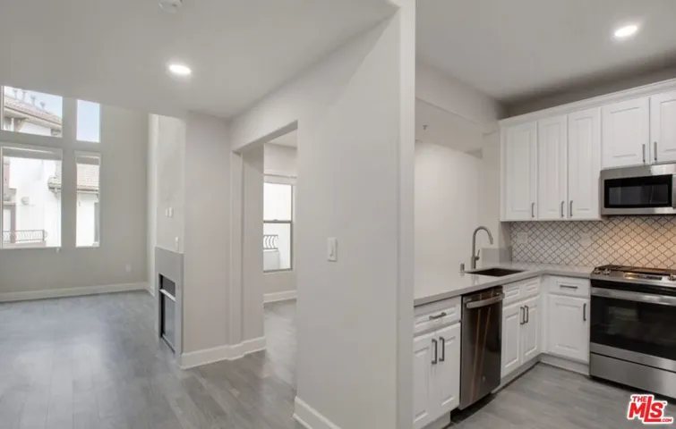 6220 W 3rd Street 414, Los Angeles, California 90036