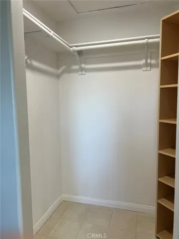 WALK IN CLOSET