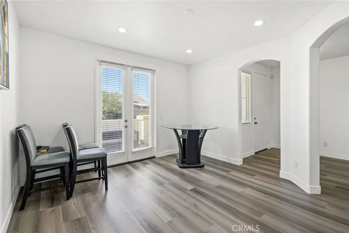 BONUS ROOM: Can be a 4th bedroom/office or formal dining room