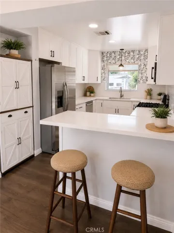 Kitchen and Breakfast Bar