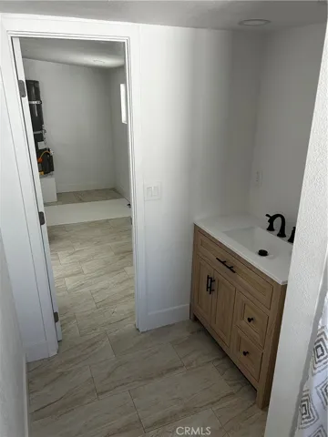 MAIN BATHROOM 2