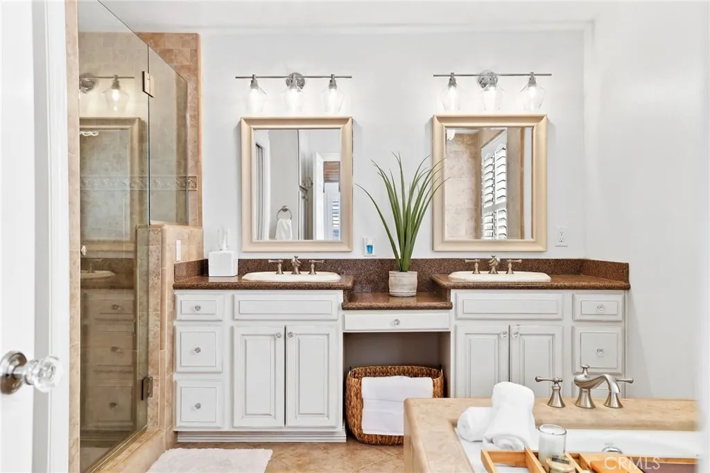 Double sinks in second primary suite