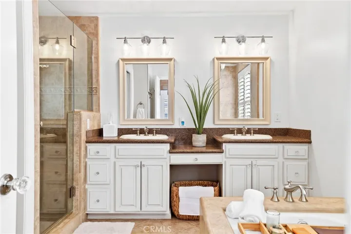 Double sinks in second primary suite