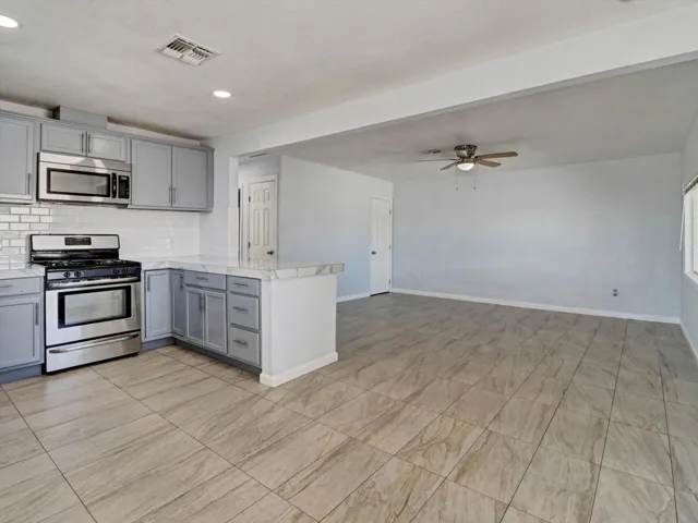 25-13315 La Mesa Drive-24