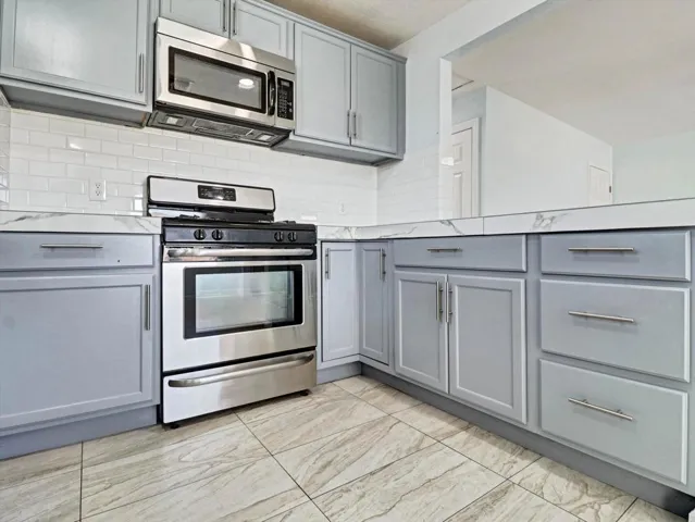 27-13315 La Mesa Drive-27