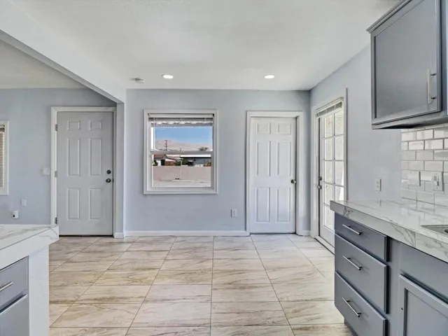28-13315 La Mesa Drive-28