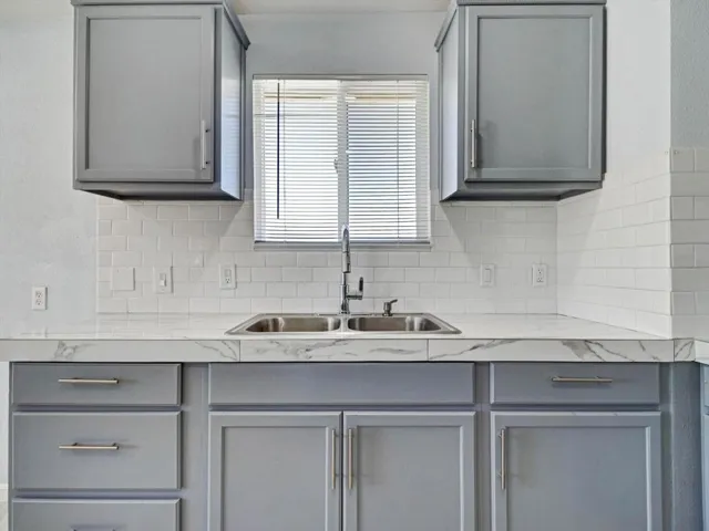 24-13315 La Mesa Drive-25