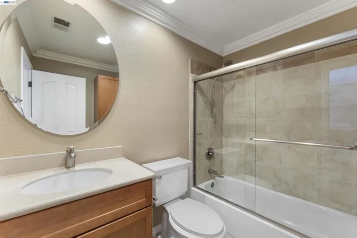 Guest Bathroom w/Tub Shower Combination