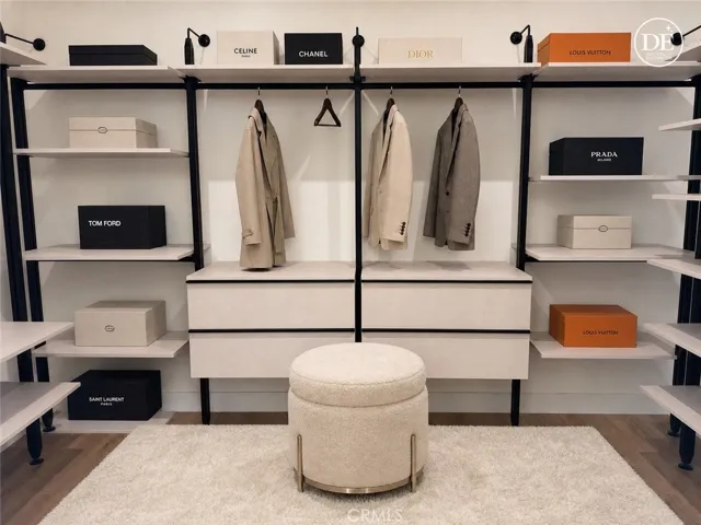 Digital Staged - Walk-in Closet