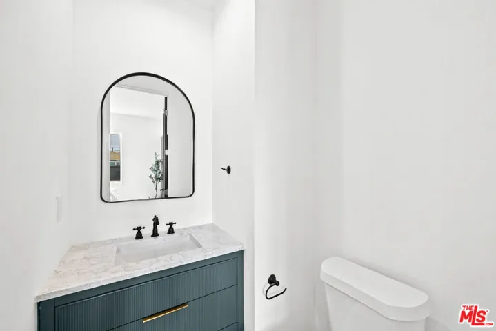 2324 S Dunsmuir Avenue, Los Angeles, California 90016