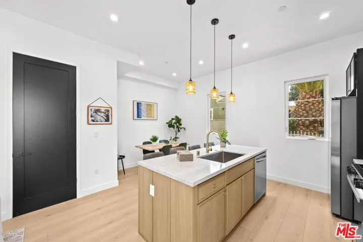 2324 S Dunsmuir Avenue, Los Angeles, California 90016