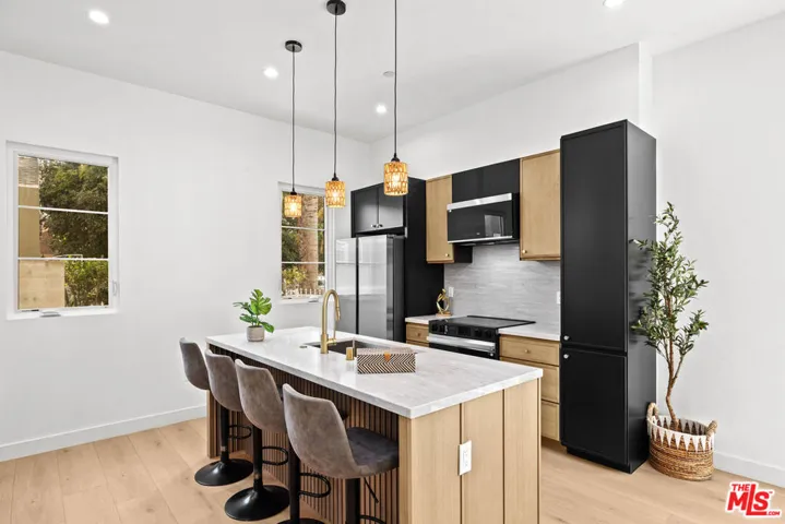 2324 S Dunsmuir Avenue, Los Angeles, California 90016
