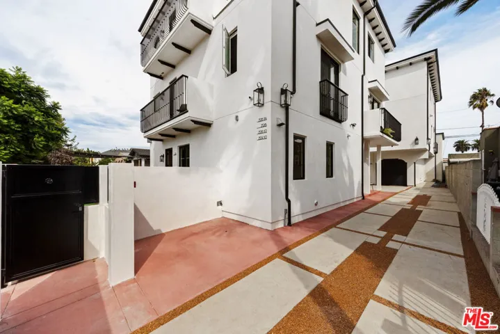 2324 S Dunsmuir Avenue, Los Angeles, California 90016