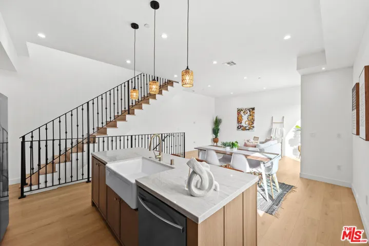 2324 S Dunsmuir Avenue, Los Angeles, California 90016