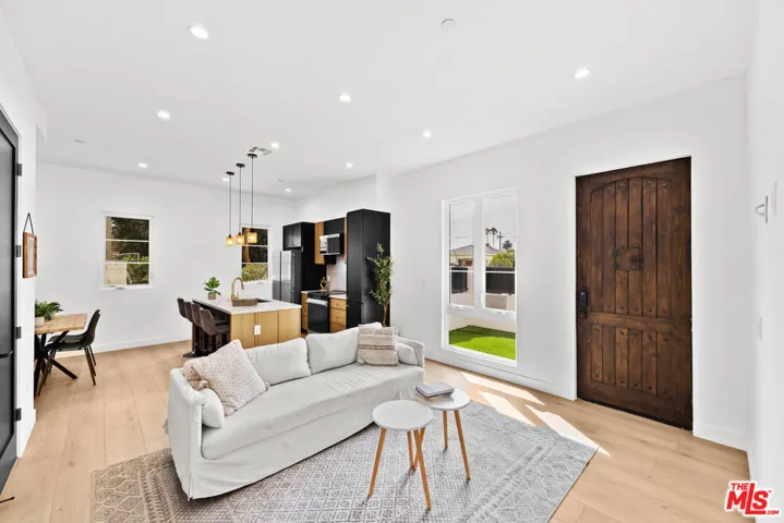 2324 S Dunsmuir Avenue, Los Angeles, California 90016