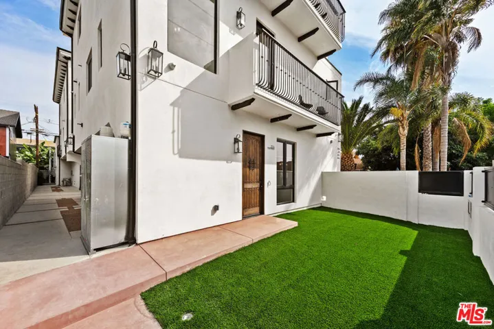 2324 S Dunsmuir Avenue, Los Angeles, California 90016