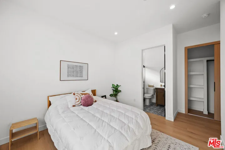 2324 S Dunsmuir Avenue, Los Angeles, California 90016