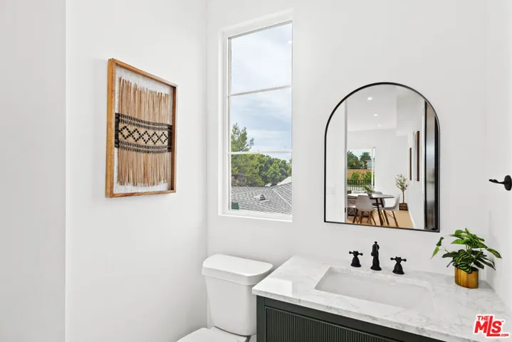 2324 S Dunsmuir Avenue, Los Angeles, California 90016