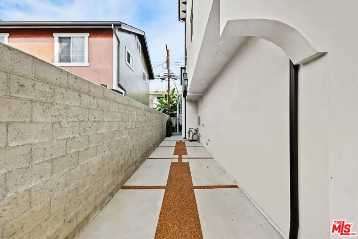 2324 S Dunsmuir Avenue, Los Angeles, California 90016