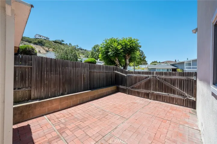 Large side yard for RV or boat parkign