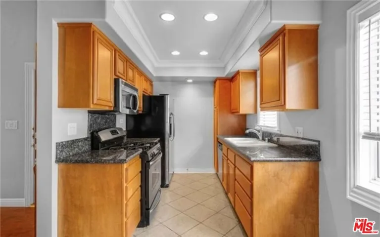 16147 W Sunset Boulevard 6, Los Angeles, California 90272