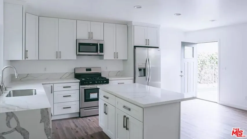 5406 Tampa Avenue, Tarzana, California 91356
