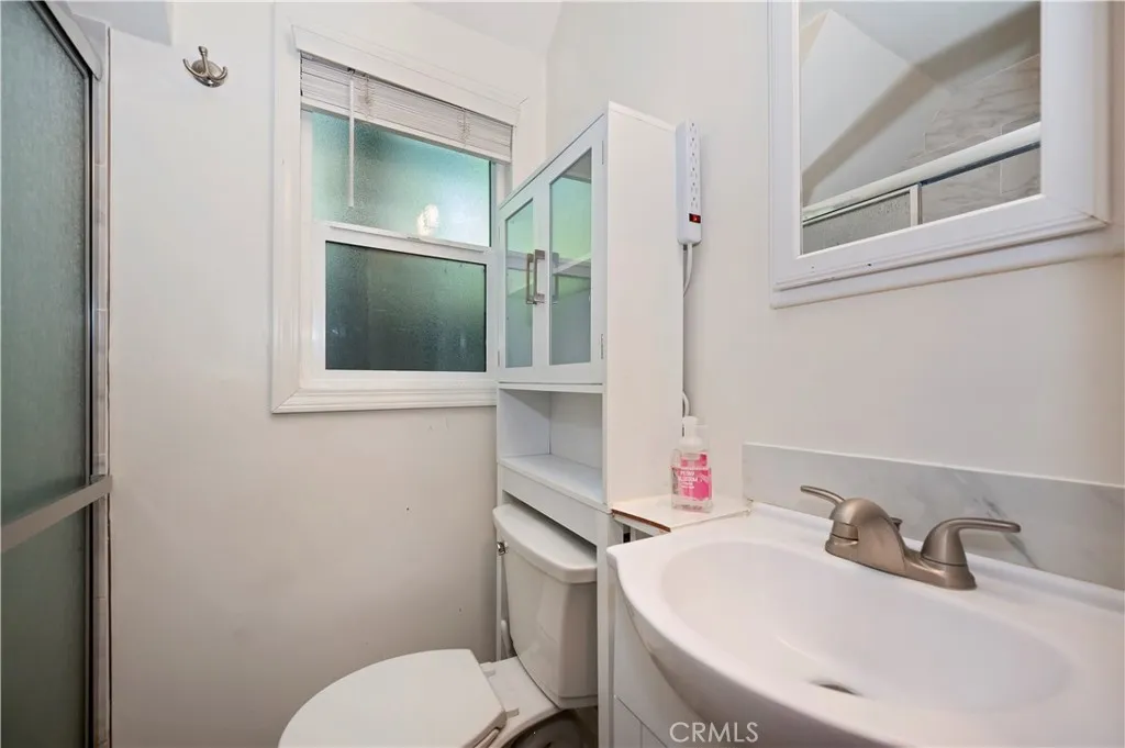 Level floor bathroom