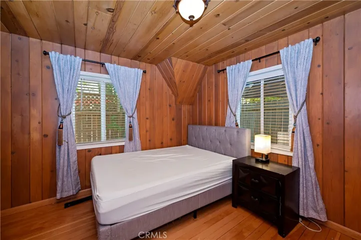Level floor bedroom