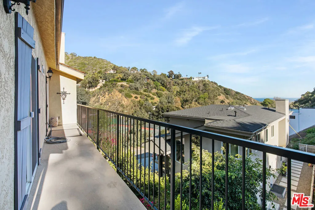 Br 2 and LR balcony