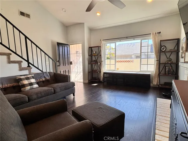 Living room to front