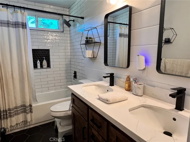 Upstairs full bath