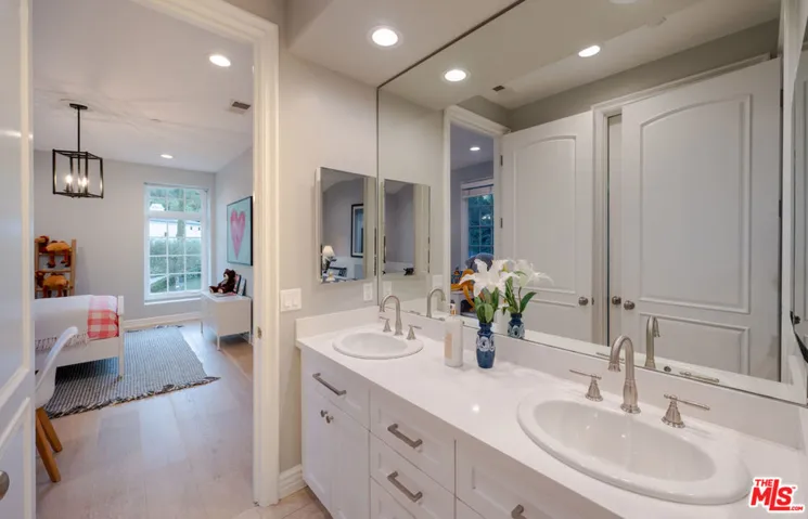 3686 Benedict Canyon Lane, Sherman Oaks, California 91423