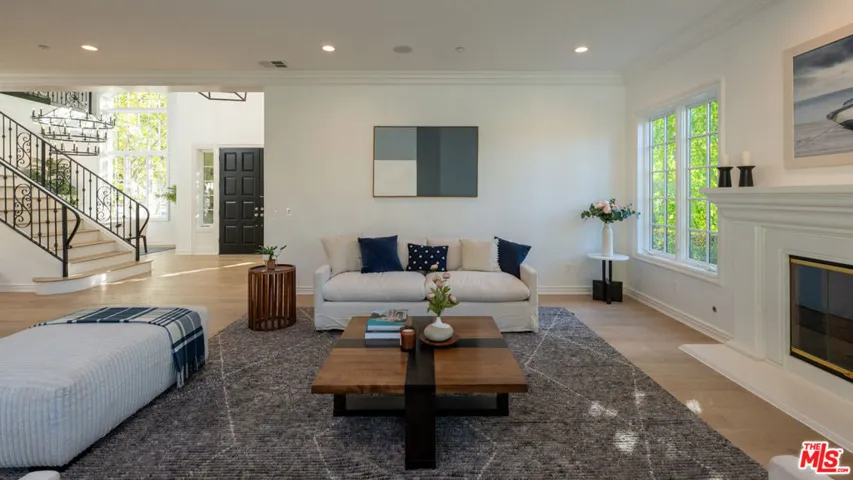 3686 Benedict Canyon Lane, Sherman Oaks, California 91423