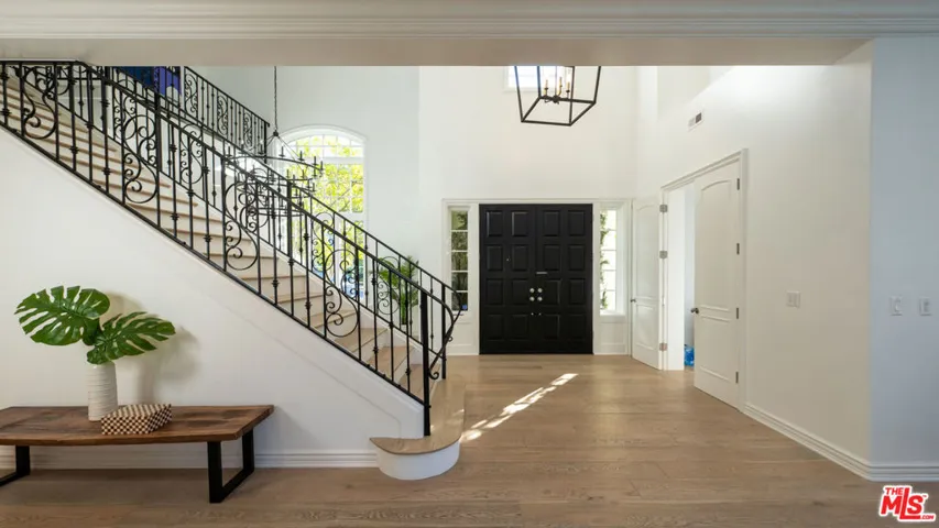 3686 Benedict Canyon Lane, Sherman Oaks, California 91423
