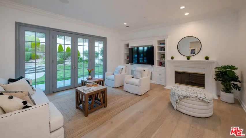 3686 Benedict Canyon Lane, Sherman Oaks, California 91423