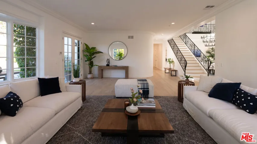 3686 Benedict Canyon Lane, Sherman Oaks, California 91423