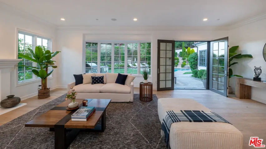 3686 Benedict Canyon Lane, Sherman Oaks, California 91423
