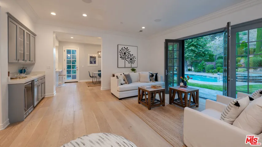 3686 Benedict Canyon Lane, Sherman Oaks, California 91423