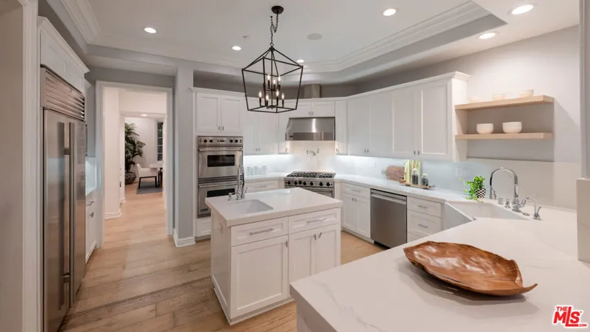 3686 Benedict Canyon Lane, Sherman Oaks, California 91423