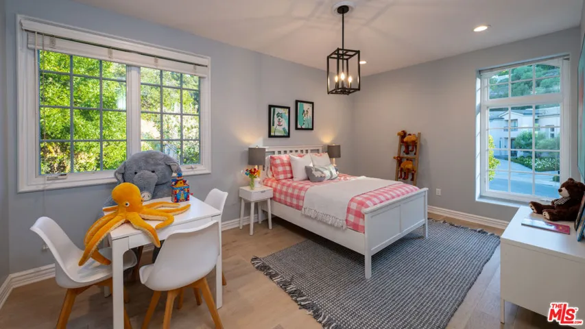 3686 Benedict Canyon Lane, Sherman Oaks, California 91423