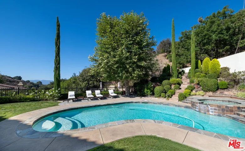 3686 Benedict Canyon Lane, Sherman Oaks, California 91423