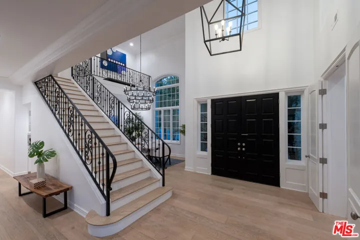 3686 Benedict Canyon Lane, Sherman Oaks, California 91423