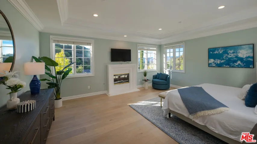 3686 Benedict Canyon Lane, Sherman Oaks, California 91423