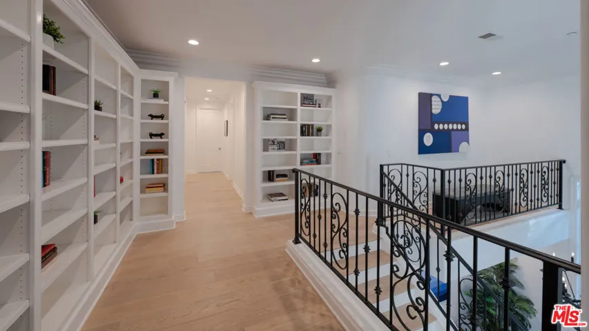 3686 Benedict Canyon Lane, Sherman Oaks, California 91423