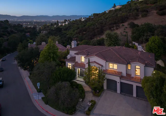 3686 Benedict Canyon Lane, Sherman Oaks, California 91423
