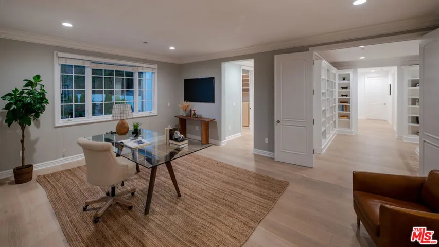 3686 Benedict Canyon Lane, Sherman Oaks, California 91423