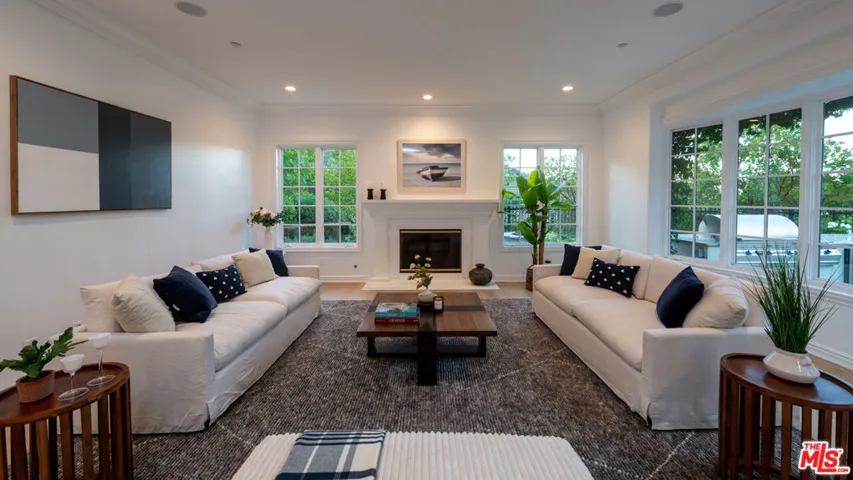 3686 Benedict Canyon Lane, Sherman Oaks, California 91423