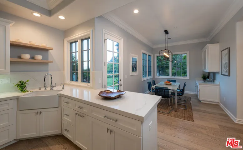 3686 Benedict Canyon Lane, Sherman Oaks, California 91423