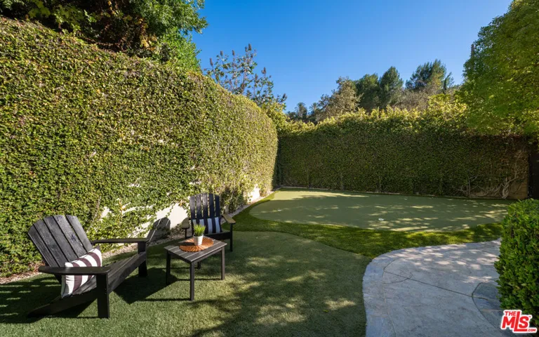 3686 Benedict Canyon Lane, Sherman Oaks, California 91423
